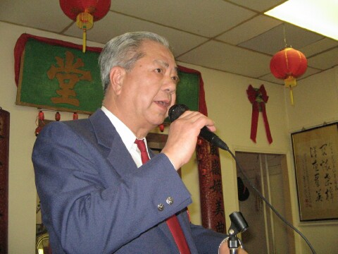 Chairman Kan
                Yu giving Acceptance speech