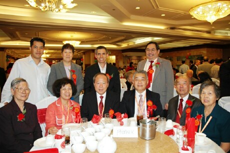 ../newsletter/Autumn_2006_files/Phoenix group at banquet