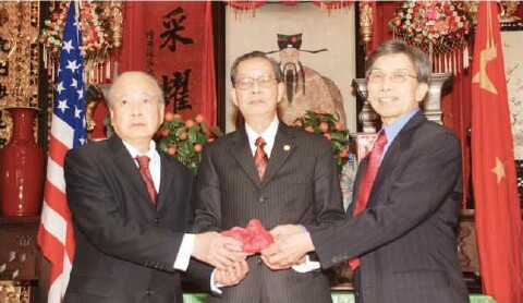 President Gene Yee and Vice
                    President Zhen Zhao Yu accept SFHQ Seal from Elder
                    Damon Yee