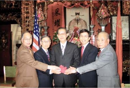 Newly elected President Gene Yee (second from
                    right) and Vice President Zhen Zhao Yu (right)